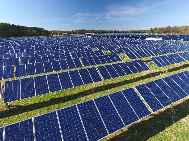 Amazon supera los 1,5 GW de capacidad renovable en Espana con un nuevo parque eolico en Aragon y su primera granja solar en Castilla y Leon